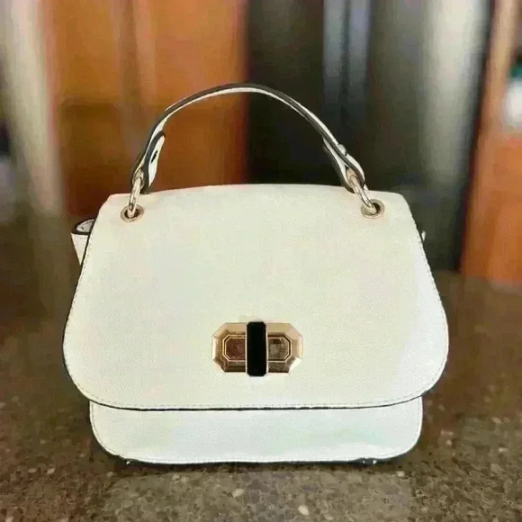 BOUTIQUE Style adorable small white purse / handbag with gold hardware and strap - Picture 16 of 16